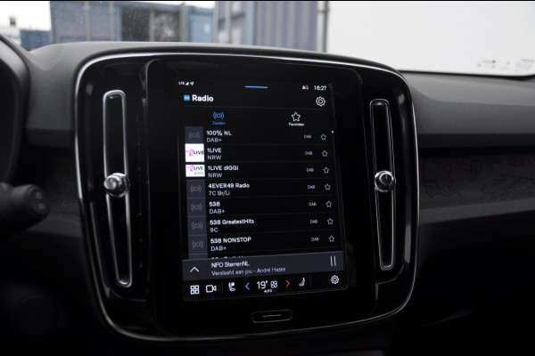 Volvo XC40 252PK Automaat Single Ext. Range Core / Lederen bekleding / Trekhaak / getint glas / Leder met alcantara interieur / Parkeersensoren met camera / Stoel - en stuurwielverwarming / Apple carplay