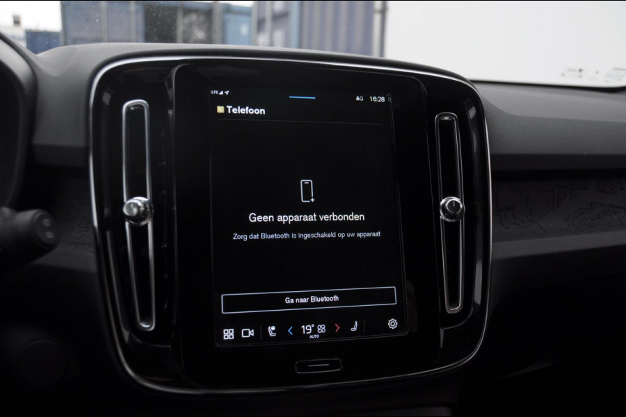 Volvo XC40 252PK Automaat Single Ext. Range Core / Lederen bekleding / Trekhaak / getint glas / Leder met alcantara interieur / Parkeersensoren met camera / Stoel - en stuurwielverwarming / Apple carplay