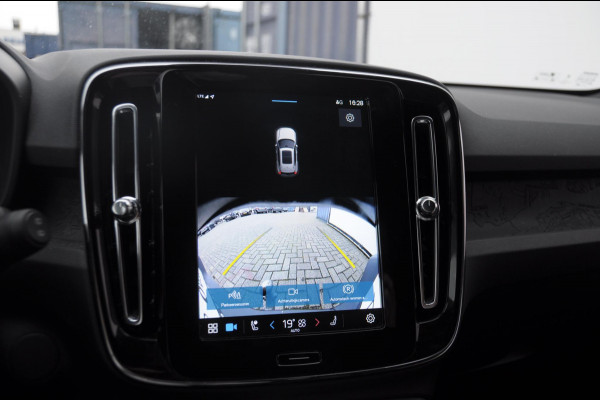 Volvo XC40 252PK Automaat Single Ext. Range Core / Lederen bekleding / Trekhaak / getint glas / Leder met alcantara interieur / Parkeersensoren met camera / Stoel - en stuurwielverwarming / Apple carplay