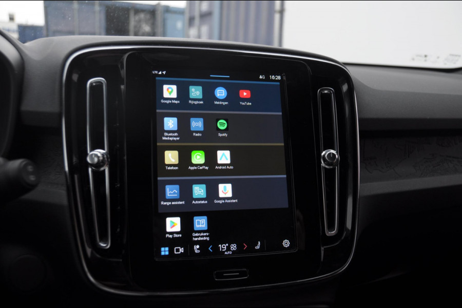 Volvo XC40 252PK Automaat Single Ext. Range Core / Lederen bekleding / Trekhaak / getint glas / Leder met alcantara interieur / Parkeersensoren met camera / Stoel - en stuurwielverwarming / Apple carplay