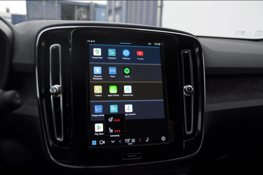 Volvo XC40 252PK Automaat Single Ext. Range Core / Lederen bekleding / Trekhaak / getint glas / Leder met alcantara interieur / Parkeersensoren met camera / Stoel - en stuurwielverwarming / Apple carplay