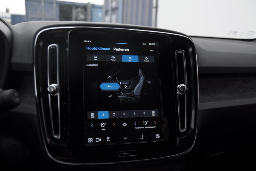 Volvo XC40 252PK Automaat Single Ext. Range Core / Lederen bekleding / Trekhaak / getint glas / Leder met alcantara interieur / Parkeersensoren met camera / Stoel - en stuurwielverwarming / Apple carplay