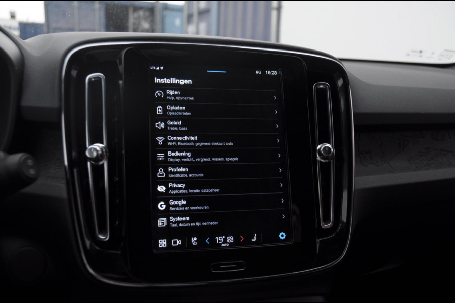 Volvo XC40 252PK Automaat Single Ext. Range Core / Lederen bekleding / Trekhaak / getint glas / Leder met alcantara interieur / Parkeersensoren met camera / Stoel - en stuurwielverwarming / Apple carplay