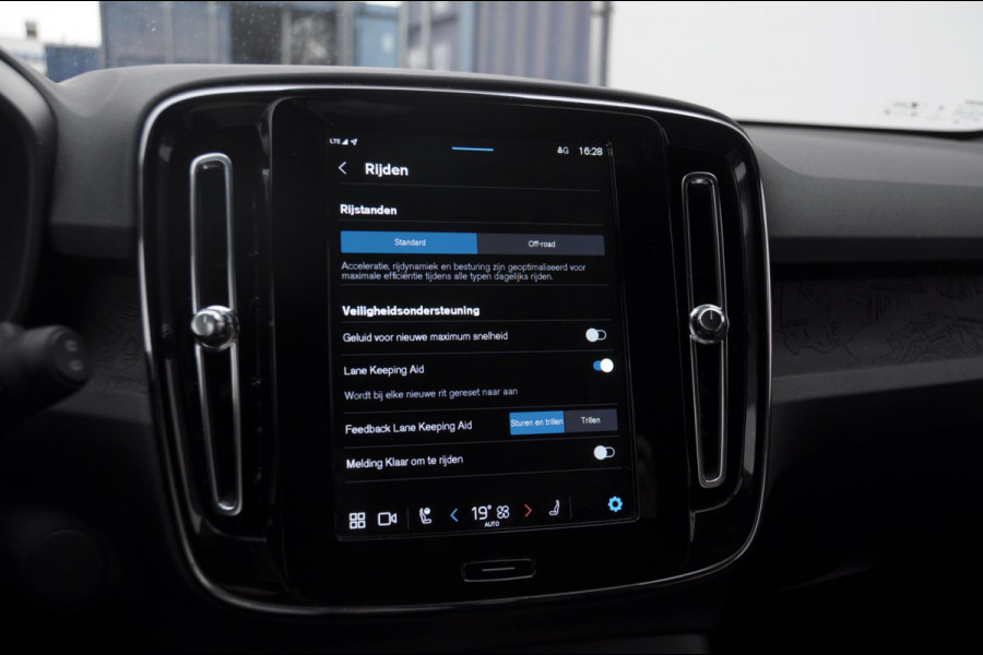 Volvo XC40 252PK Automaat Single Ext. Range Core / Lederen bekleding / Trekhaak / getint glas / Leder met alcantara interieur / Parkeersensoren met camera / Stoel - en stuurwielverwarming / Apple carplay