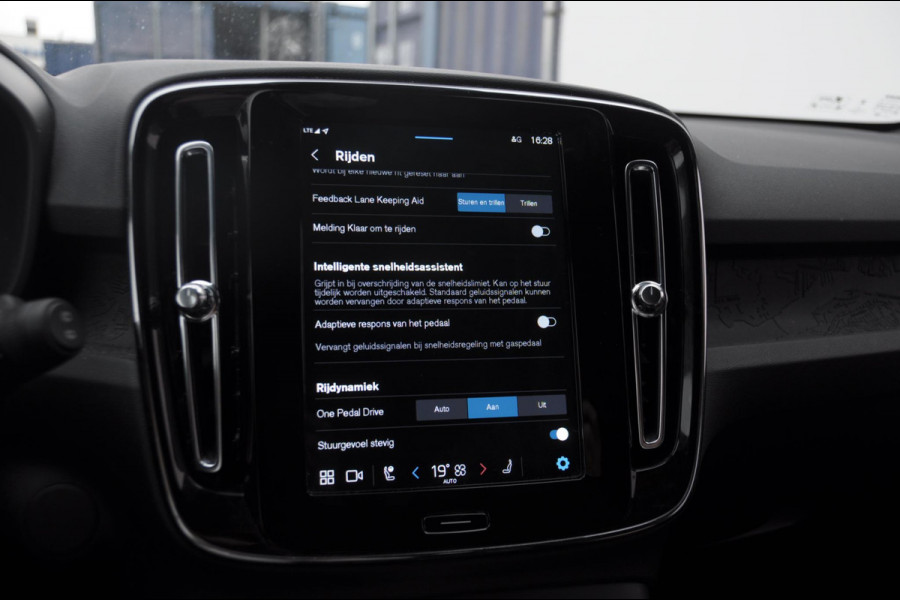 Volvo XC40 252PK Automaat Single Ext. Range Core / Lederen bekleding / Trekhaak / getint glas / Leder met alcantara interieur / Parkeersensoren met camera / Stoel - en stuurwielverwarming / Apple carplay