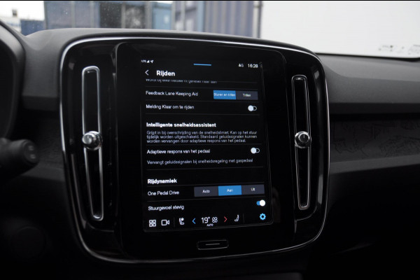 Volvo XC40 252PK Automaat Single Ext. Range Core / Lederen bekleding / Trekhaak / getint glas / Leder met alcantara interieur / Parkeersensoren met camera / Stoel - en stuurwielverwarming / Apple carplay