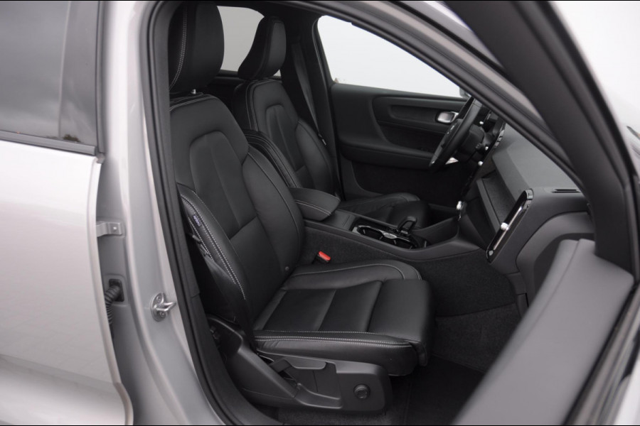 Volvo XC40 252PK Automaat Single Ext. Range Core / Lederen bekleding / Trekhaak / getint glas / Leder met alcantara interieur / Parkeersensoren met camera / Stoel - en stuurwielverwarming / Apple carplay