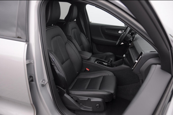 Volvo XC40 252PK Automaat Single Ext. Range Core / Lederen bekleding / Trekhaak / getint glas / Leder met alcantara interieur / Parkeersensoren met camera / Stoel - en stuurwielverwarming / Apple carplay