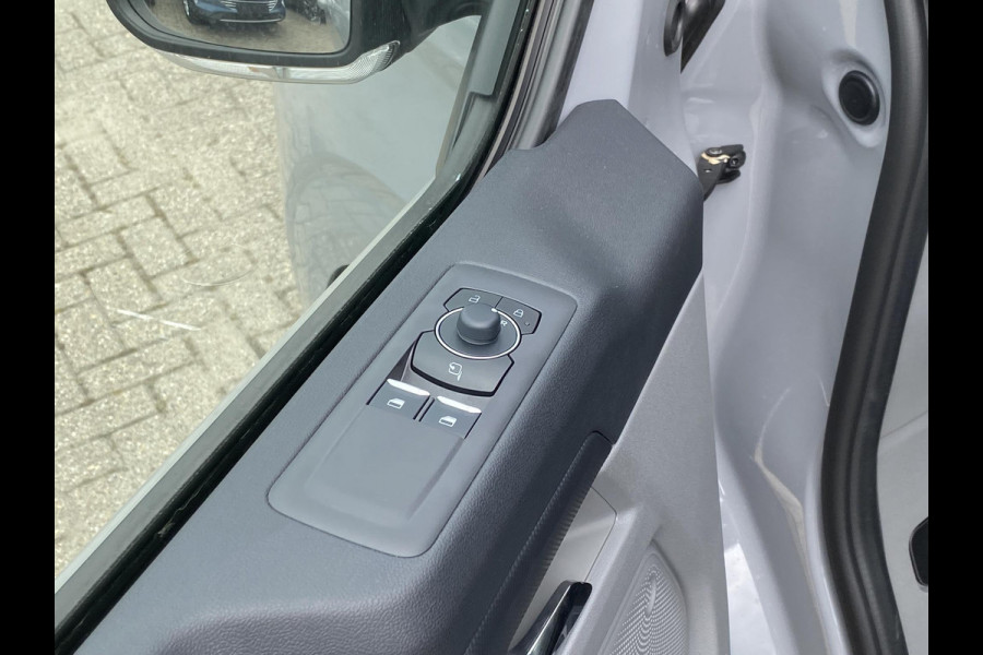 Ford Transit Custom 320 2.5 PHEV L2H1 Limited DC 233pk | Zuid | Dubbele Cabine | Dubbele zijschuifdeur | 12-weg verstel- en verwarmbare AGR Stoelen | Inklapbare trekhaak | 17 inch lichtmetalen velgen | Driver Assistance Pack Premium  | Verwarmbaar stuurwiel | Bekleding zijwand en achterdeuren (volledig)  | PRIJS EX. BTW INCL. BPM