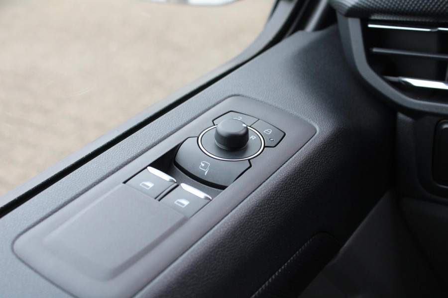 Ford Transit Custom 320 2.0 TDCI L2H1 Limited | Trekhaak | Cruise Control | Climate Control | Stoelverwarming | Navigatie |