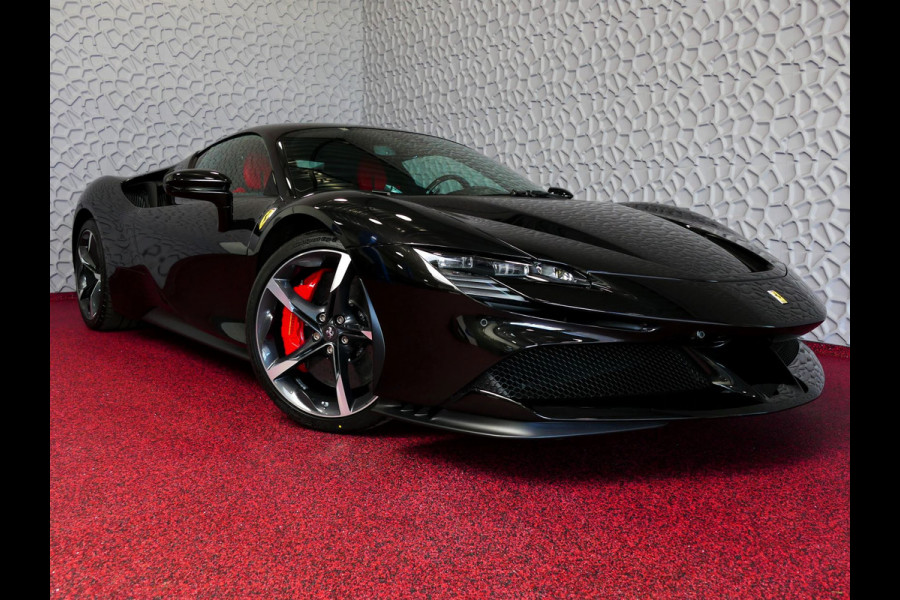 Ferrari SF90 Stradale 4.0 V8 1000PK / INCL BTW/BPM CARBON SEATS/STUUR LIFT CARPLAY AFS CAMERA