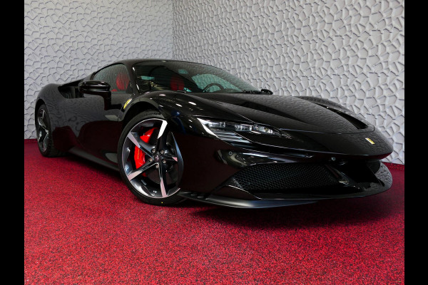 Ferrari SF90 Stradale 4.0 V8 1000PK / INCL BTW/BPM CARBON SEATS/STUUR LIFT CARPLAY AFS CAMERA