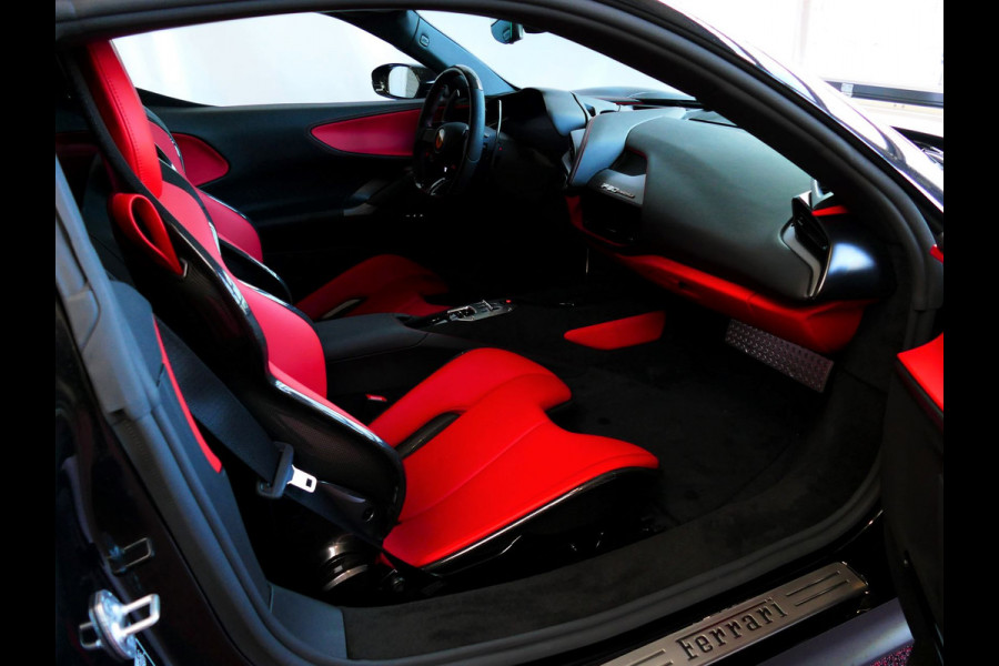 Ferrari SF90 Stradale 4.0 V8 1000PK / INCL BTW/BPM CARBON SEATS/STUUR LIFT CARPLAY AFS CAMERA