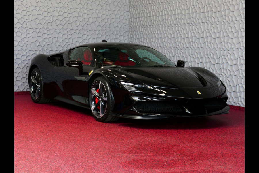 Ferrari SF90 Stradale 4.0 V8 1000PK / INCL BTW/BPM CARBON SEATS/STUUR LIFT CARPLAY AFS CAMERA