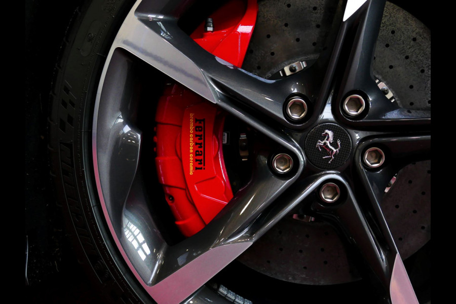 Ferrari SF90 Stradale 4.0 V8 1000PK / INCL BTW/BPM CARBON SEATS/STUUR LIFT CARPLAY AFS CAMERA