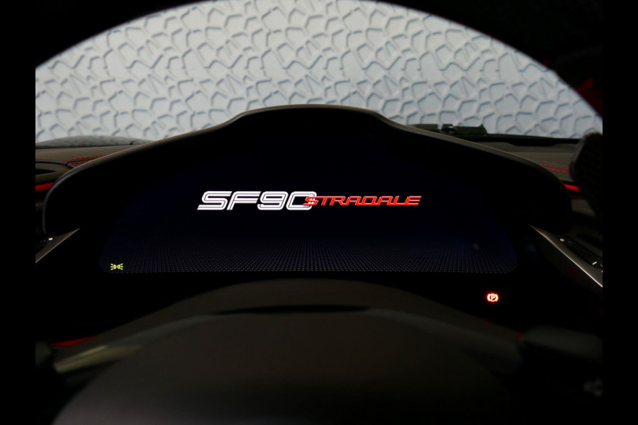 Ferrari SF90 Stradale 4.0 V8 1000PK / INCL BTW/BPM CARBON SEATS/STUUR LIFT CARPLAY AFS CAMERA