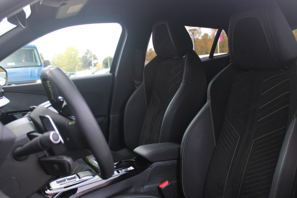 Peugeot 2008 1.2 130PK AUTOMAAT GT PACK | TREKHAAK | NAVIGATIE | ELEKTRISCHE STOELVERSTELLING | MASSAGE STOEL | STOEL VERWARMING | CAMERA VOOR / ACHTER | DRAADLOOS APPLE-CARPLAY / ANDROID-AUTO | DRAADLOOS LADEN | KEYLESS ENTRY / START | DODEHOEK DETECTIE | ADAPTIVE CRUISE CONTROL | ALCANTARA BEKLEDING | PARKEERSENSOREN VOOR EN ACHTER |