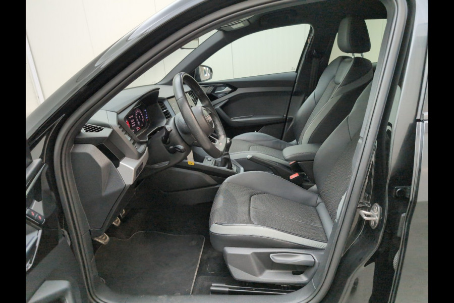 Audi A1 Sportback 30 TFSI Advanced epic S-Line / Navigatie / Parkeerhulp achter / 17'' / Sportstoelen / Getint glas / Cruise Control