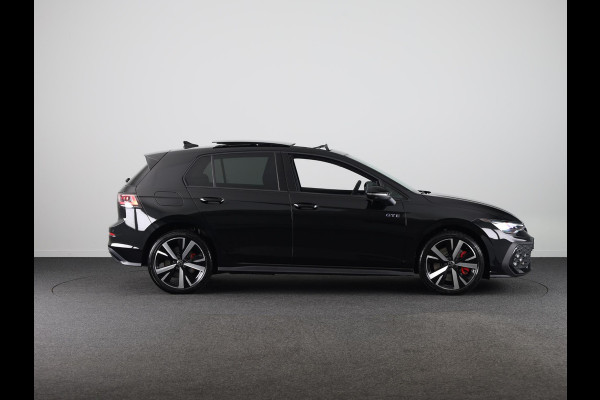 Volkswagen Golf 1.5 eHybrid GTE 272 pk Automaat (DSG) | Sportpakket | Panoramadak | Lederen bekleding | Elektr. trekhaak | Parkeersensoren | Blackstyle | Stoelverwarming |