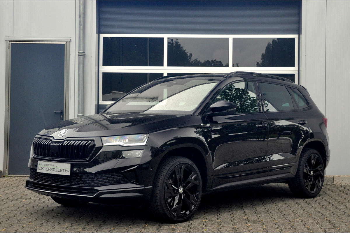 Škoda Karoq 1.5 TSI ACT Sportline Business Automaat | Pano | ACC | Trekhaak Škoda Karoq 1.5 TSI ACT Sportline Business Automaat | Pano | ACC | Trekhaak