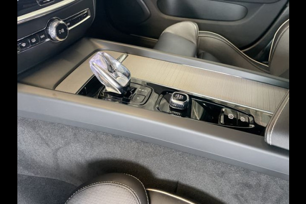 Volvo V60 2.0 B4 Plus Dark, HARMAN/KARDON, LEDER, Elektrische stoelen met geheugen . Een proefrit levert het bewijs. Neem contact op en we maken een afspraak!