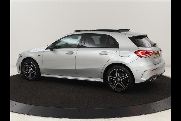 Mercedes-Benz A-Klasse 250e Business Solution AMG | Panoramadak | Stoelverwarming | Memory | Keyless | Leder/Alcantara | Matrix LED | Side Assist | Sfeerverlichting | Widescreen | PHEV | Plug In