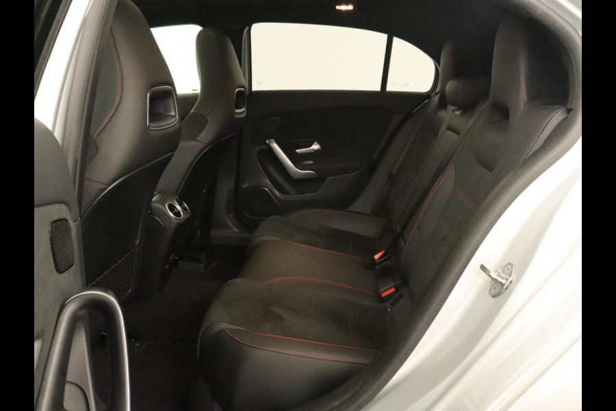 Mercedes-Benz A-Klasse 250e Business Solution AMG | Panoramadak | Stoelverwarming | Memory | Keyless | Leder/Alcantara | Matrix LED | Side Assist | Sfeerverlichting | Widescreen | PHEV | Plug In