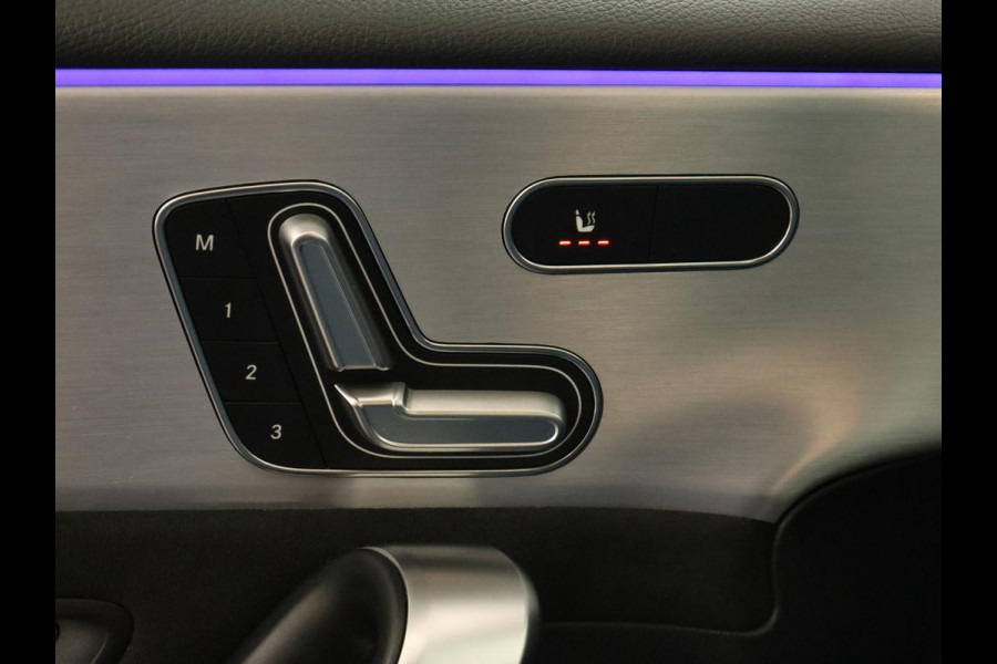 Mercedes-Benz A-Klasse 250e Business Solution AMG | Panoramadak | Stoelverwarming | Memory | Keyless | Leder/Alcantara | Matrix LED | Side Assist | Sfeerverlichting | Widescreen | PHEV | Plug In
