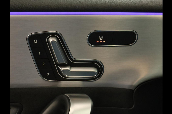 Mercedes-Benz A-Klasse 250e Business Solution AMG | Panoramadak | Stoelverwarming | Memory | Keyless | Leder/Alcantara | Matrix LED | Side Assist | Sfeerverlichting | Widescreen | PHEV | Plug In