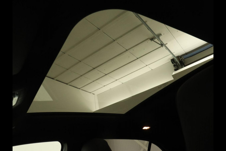 Mercedes-Benz A-Klasse 250e Business Solution AMG | Panoramadak | Stoelverwarming | Memory | Keyless | Leder/Alcantara | Matrix LED | Side Assist | Sfeerverlichting | Widescreen | PHEV | Plug In