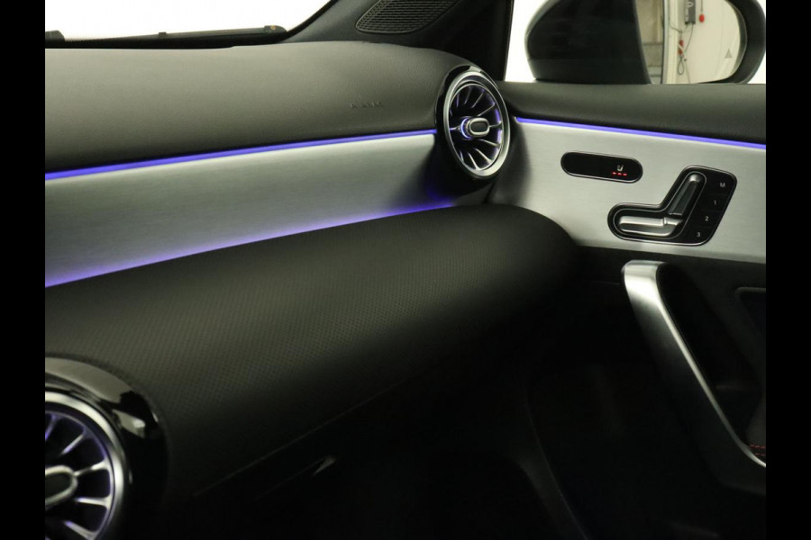 Mercedes-Benz A-Klasse 250e Business Solution AMG | Panoramadak | Stoelverwarming | Memory | Keyless | Leder/Alcantara | Matrix LED | Side Assist | Sfeerverlichting | Widescreen | PHEV | Plug In