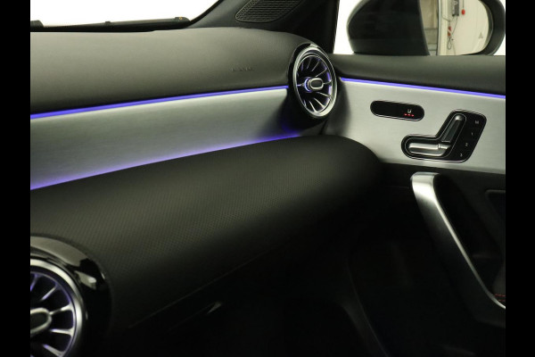 Mercedes-Benz A-Klasse 250e Business Solution AMG | Panoramadak | Stoelverwarming | Memory | Keyless | Leder/Alcantara | Matrix LED | Side Assist | Sfeerverlichting | Widescreen | PHEV | Plug In