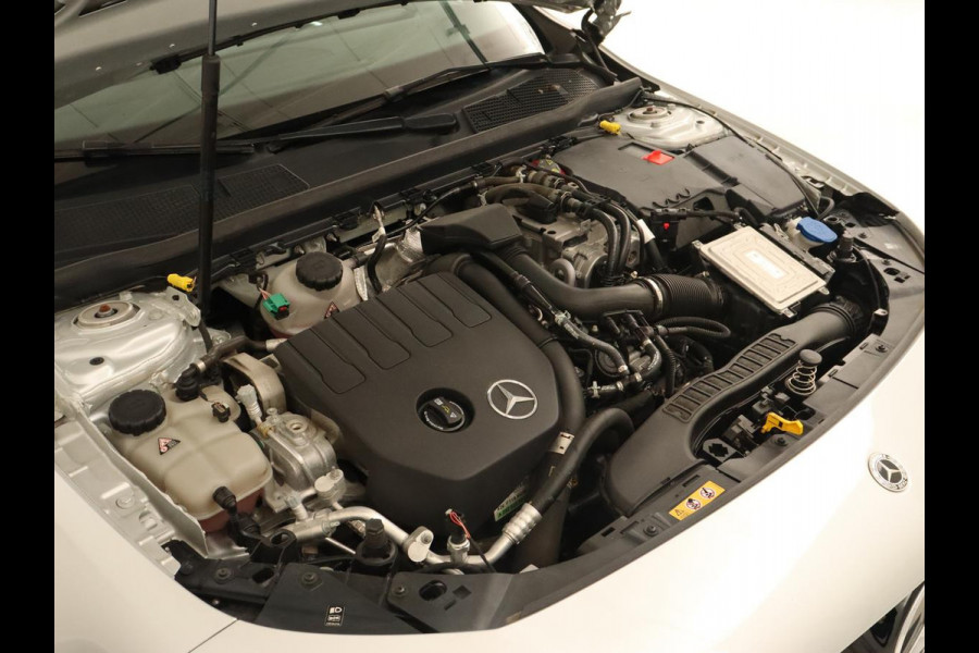 Mercedes-Benz A-Klasse 250e Business Solution AMG | Panoramadak | Stoelverwarming | Memory | Keyless | Leder/Alcantara | Matrix LED | Side Assist | Sfeerverlichting | Widescreen | PHEV | Plug In