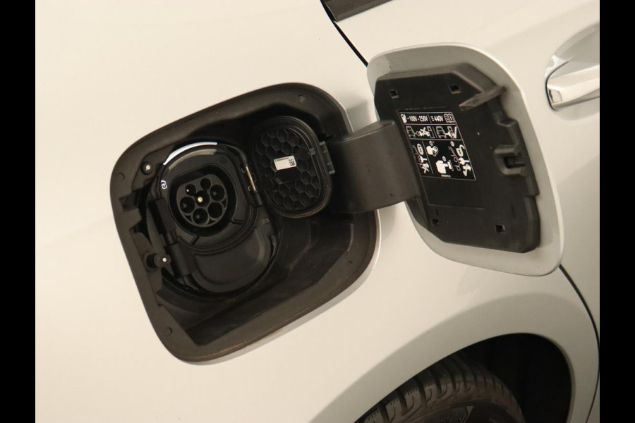 Mercedes-Benz A-Klasse 250e Business Solution AMG | Panoramadak | Stoelverwarming | Memory | Keyless | Leder/Alcantara | Matrix LED | Side Assist | Sfeerverlichting | Widescreen | PHEV | Plug In
