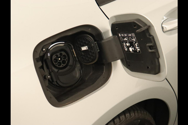 Mercedes-Benz A-Klasse 250e Business Solution AMG | Panoramadak | Stoelverwarming | Memory | Keyless | Leder/Alcantara | Matrix LED | Side Assist | Sfeerverlichting | Widescreen | PHEV | Plug In