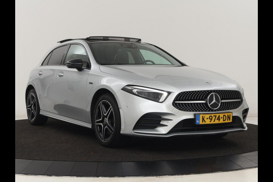 Mercedes-Benz A-Klasse 250e Business Solution AMG | Panoramadak | Stoelverwarming | Memory | Keyless | Leder/Alcantara | Matrix LED | Side Assist | Sfeerverlichting | Widescreen | PHEV | Plug In