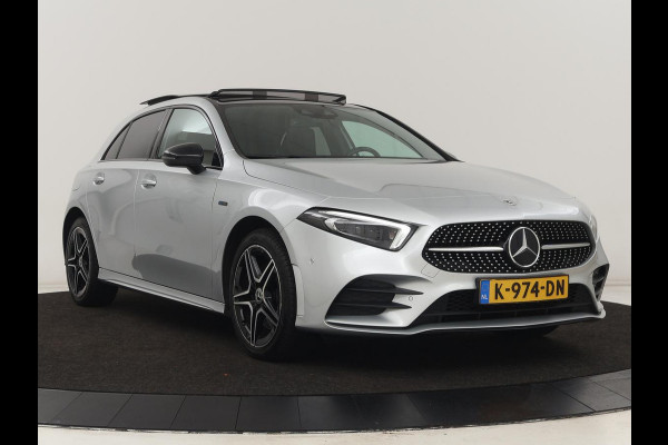 Mercedes-Benz A-Klasse 250e Business Solution AMG | Panoramadak | Stoelverwarming | Memory | Keyless | Leder/Alcantara | Matrix LED | Side Assist | Sfeerverlichting | Widescreen | PHEV | Plug In