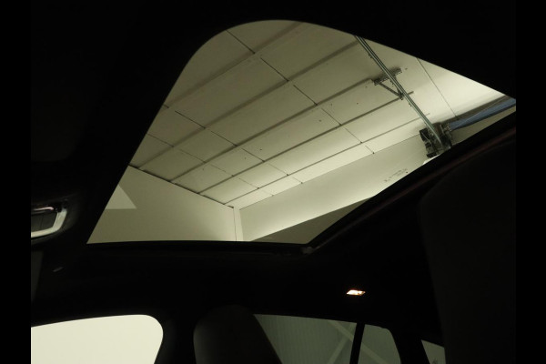 Mercedes-Benz CLA-Klasse 200 Business Solution AMG | Panoramadak | Stoelverwarming | Adaptive cruise | Camera | Memory | Matrix LED | Keyless | Sfeerverlichting | Widescreen