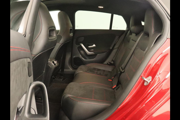 Mercedes-Benz CLA-Klasse 200 Business Solution AMG | Panoramadak | Stoelverwarming | Adaptive cruise | Camera | Memory | Matrix LED | Keyless | Sfeerverlichting | Widescreen