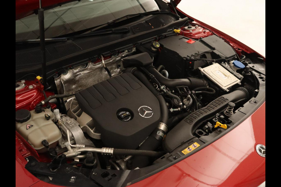 Mercedes-Benz CLA-Klasse 200 Business Solution AMG | Panoramadak | Stoelverwarming | Adaptive cruise | Camera | Memory | Matrix LED | Keyless | Sfeerverlichting | Widescreen