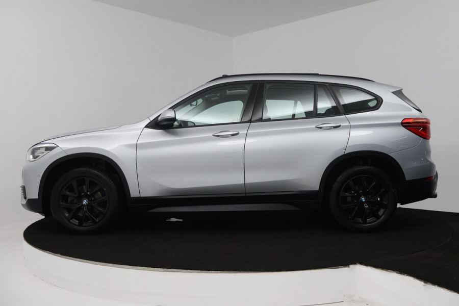 BMW X1 SDrive18i (PANORAMADAK, TREKHAAK, STOELVERWARMING, NAVIGATIE, DEALER ONDERHOUDEN)