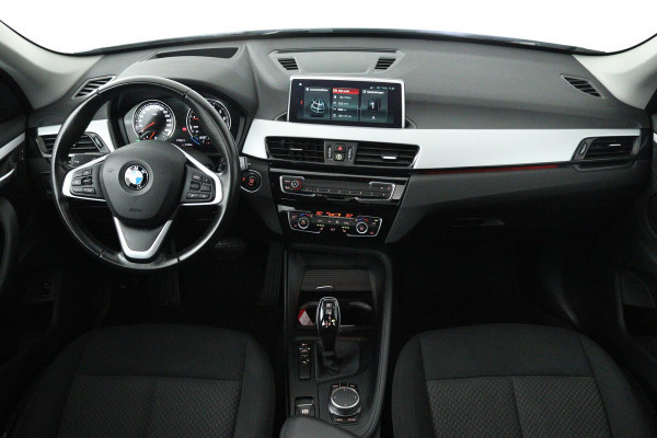 BMW X1 SDrive18i (PANORAMADAK, TREKHAAK, STOELVERWARMING, NAVIGATIE, DEALER ONDERHOUDEN)
