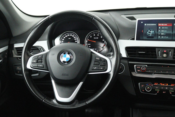 BMW X1 SDrive18i (PANORAMADAK, TREKHAAK, STOELVERWARMING, NAVIGATIE, DEALER ONDERHOUDEN)