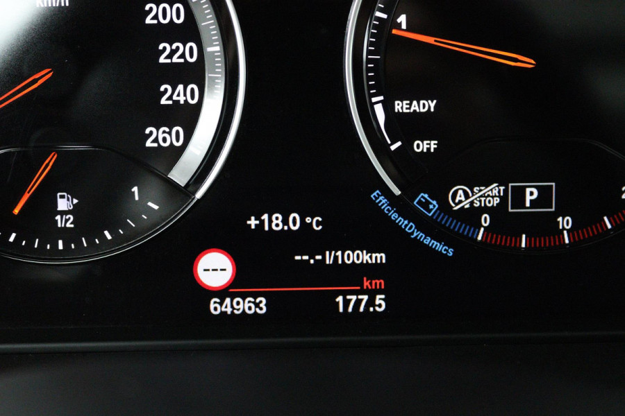 BMW X1 SDrive18i (PANORAMADAK, TREKHAAK, STOELVERWARMING, NAVIGATIE, DEALER ONDERHOUDEN)