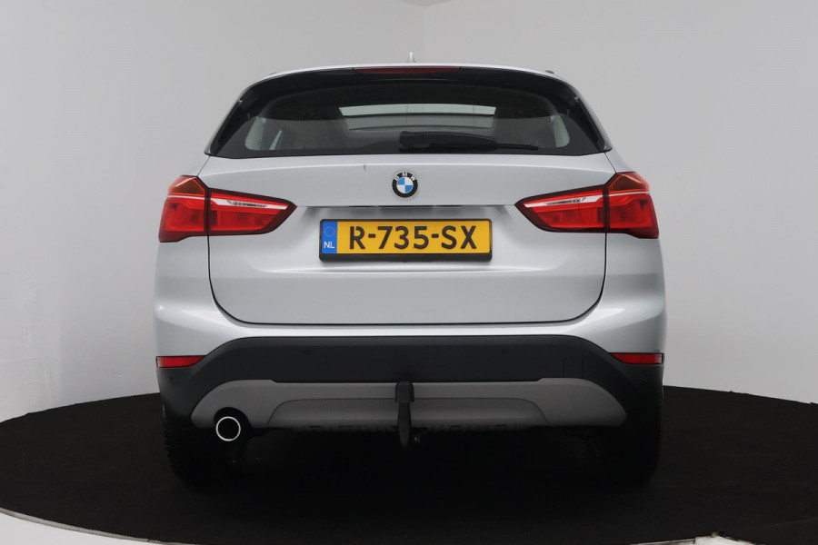 BMW X1 SDrive18i (PANORAMADAK, TREKHAAK, STOELVERWARMING, NAVIGATIE, DEALER ONDERHOUDEN)