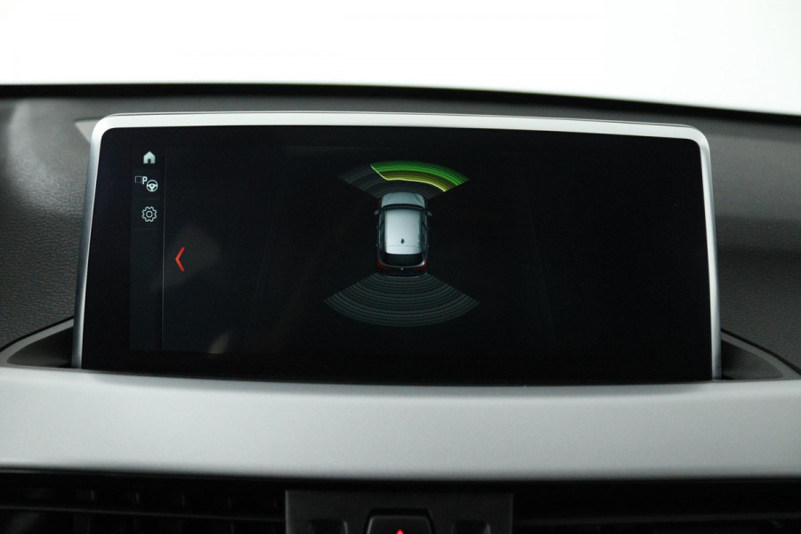 BMW X1 SDrive18i (PANORAMADAK, TREKHAAK, STOELVERWARMING, NAVIGATIE, DEALER ONDERHOUDEN)