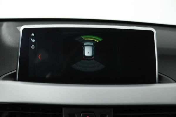 BMW X1 SDrive18i (PANORAMADAK, TREKHAAK, STOELVERWARMING, NAVIGATIE, DEALER ONDERHOUDEN)