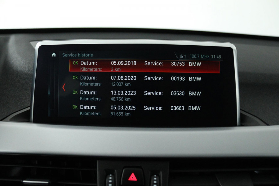 BMW X1 SDrive18i (PANORAMADAK, TREKHAAK, STOELVERWARMING, NAVIGATIE, DEALER ONDERHOUDEN)