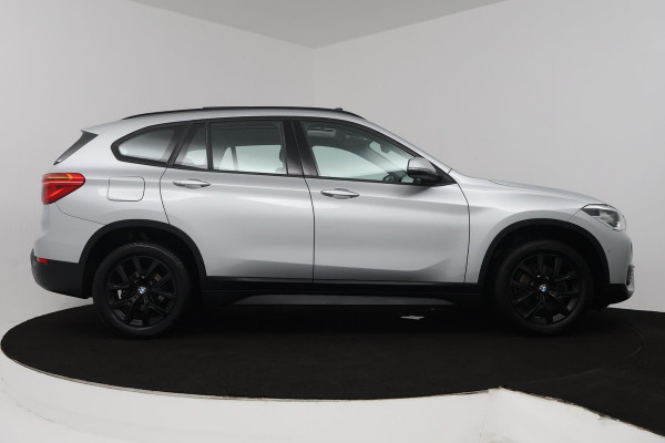 BMW X1 SDrive18i (PANORAMADAK, TREKHAAK, STOELVERWARMING, NAVIGATIE, DEALER ONDERHOUDEN)