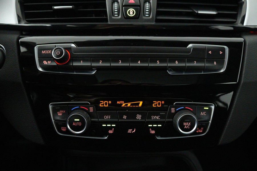 BMW X1 SDrive18i (PANORAMADAK, TREKHAAK, STOELVERWARMING, NAVIGATIE, DEALER ONDERHOUDEN)